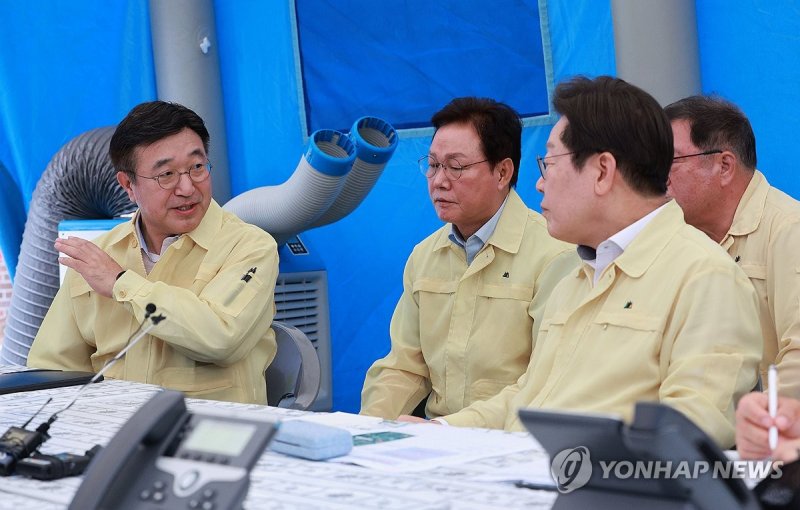 이재명 대통령, 윤호중 행안부 장관과 논의 (출처=연합뉴스)