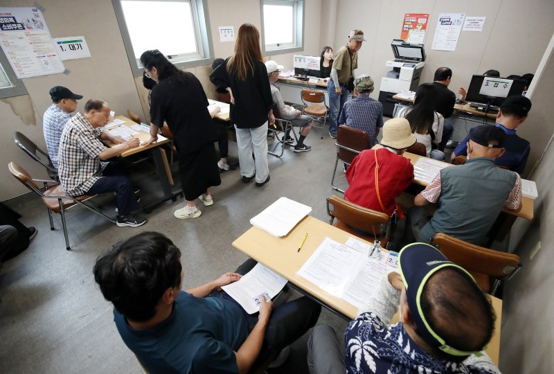 21일 오전 대구 북구 칠성동 행정복지센터에 마련된 민생회복 소비쿠폰 신청 접수처가 시민들로 붐비고 있다. 2025.7.21/뉴스1 ⓒ News1 공정식 기자