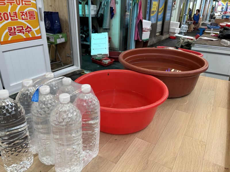 울산 울주군 언양읍 언양알프스시장 내 한 식당이 생수 2리터짜리 6병과 대야에 물을 받아 놓고 영업 중이다. 사진=최수상 기자