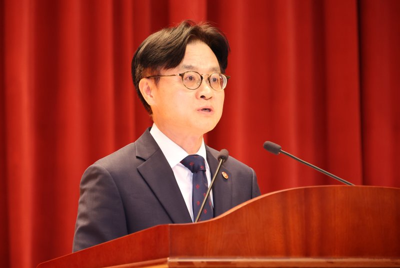 [세종=뉴시스] 강종민 기자 = 김정관 산업통상자원부 장관이 21일 세종시 정부세종청사에서 열린 취임식에서 취임사를 하고 있다. 2025.07.21. ppkjm@newsis.com