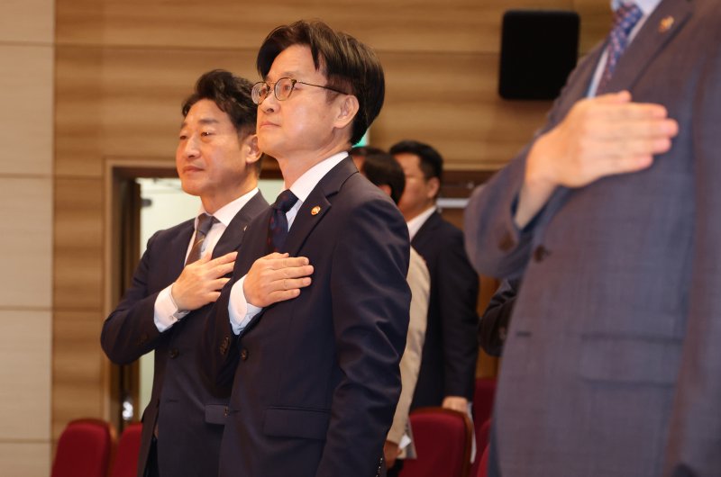 [세종=뉴시스] 강종민 기자 = 김정관 산업통상자원부 장관이 21일 세종시 정부세종청사에서 열린 취임식에서 국민의례를 하고 있다. 2025.07.21. ppkjm@newsis.com