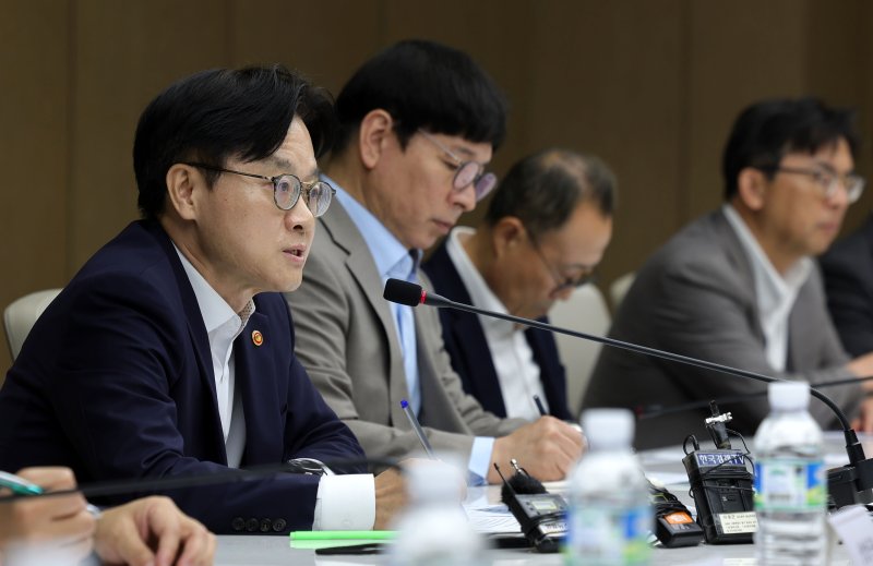 [서울=뉴시스] 홍효식 기자 = 김정관 산업통상자원부 장관이 21일 서울 중구 대한상공회의소에서 열린 주요 경제 단체 및 업계와의 대미 통상 긴급 점검회의에서 발언하고 있다. 2025.07.21. yesphoto@newsis.com