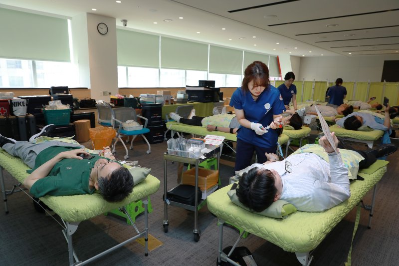 지난달 19일 NH투자증권 임직원들이 서울 여의도 NH금융타워에서 진행된 '사랑의 나눔, 헌혈행사'에 동참하고 있다. NH투자증권 제공