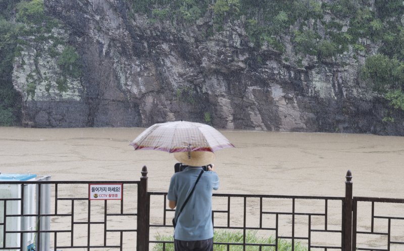 세계유산 등재 1주일만에 침수호우특보가 내려진 지난 19일 울산 울주군 대곡리 반구대 암각화가 물에 잠겨 있다.뉴시스