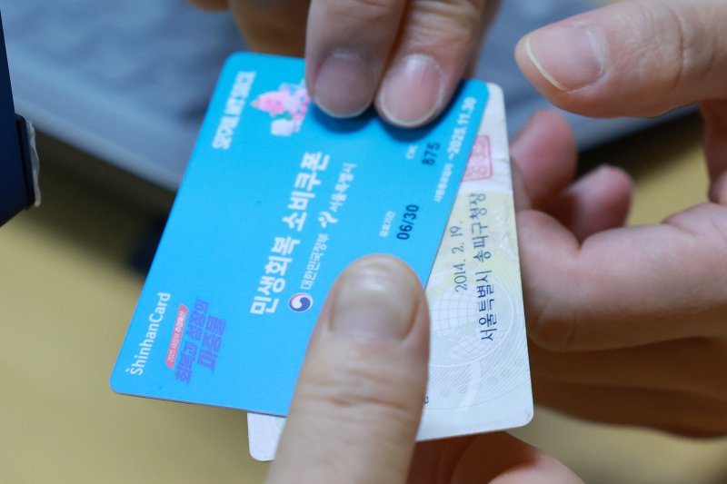 시민들 주민센터 ‘오픈런’… 카드사도 접속 몰리며 한때 먹통 [민생쿠폰 신청 첫날]