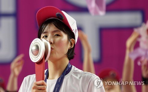 2018-2019시즌 챔피언결정전 MVP를 받은 이재영 (출처=연합뉴스)