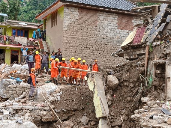 히마찰 프라데시에서 진행 중인 구조 작업 (출처: 히마찰 프라데시 주 장관의 X 계정)