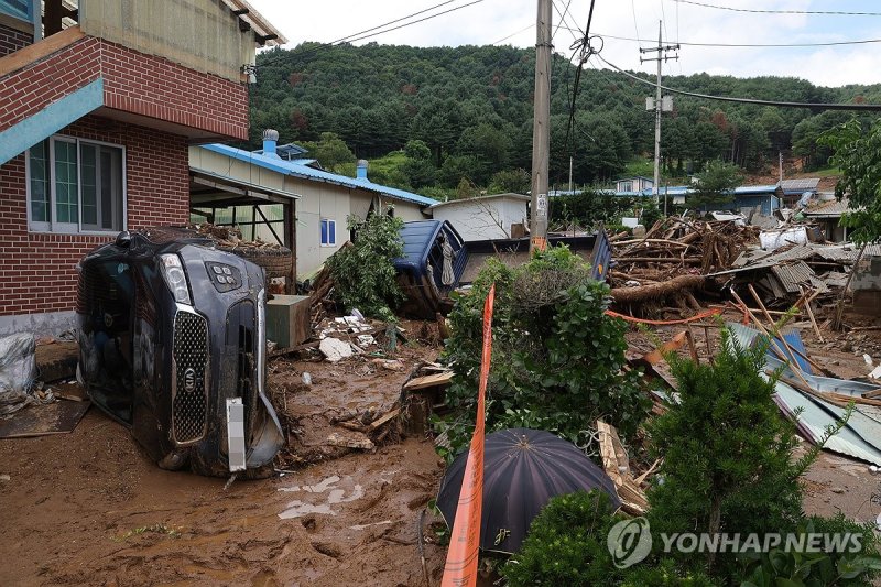 물폭탄에 쓰러진 차량 (출처=연합뉴스)
