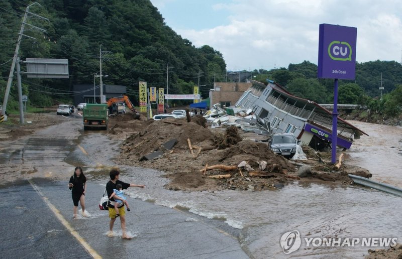 대피하는 관광객 (출처=연합뉴스)