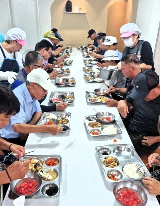 [창원=뉴시스]농협창원공판장, 마산 한마음의 집 무료급식소 농산물 전달.(사진=경남농협 제공) 2025.07.21.photo@newsis.com *재판매 및 DB 금지