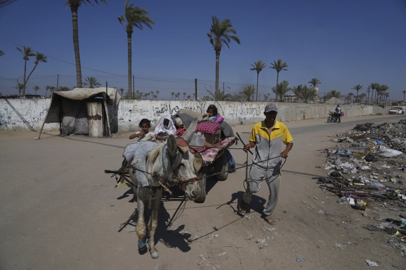 [AP/뉴시스] 20일 데이르 알발라에 '살고싶으면 도시를 떠나라'는 이스라엘군의 소개 경고가 내려진 뒤 한 가족이 빠져나가고 있다