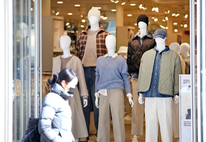 포근한 봄 날씨가 찾아온 26일 대구 중구 동성로 의류 매장에 봄옷이 진열돼 있다. 2025.2.26/뉴스1 ⓒ News1 공정식 기자