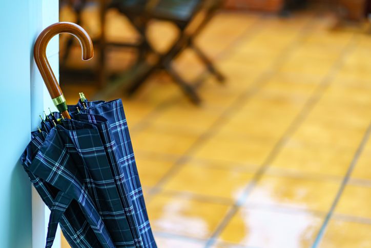 하나뿐인 우산 빌려줬다가 인류애 바닥났다는 사장님, 무슨 일? 