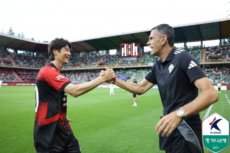 [서울=뉴시스]기성용과 포옛 감독. (사진=한국프로축구연맹 제공)