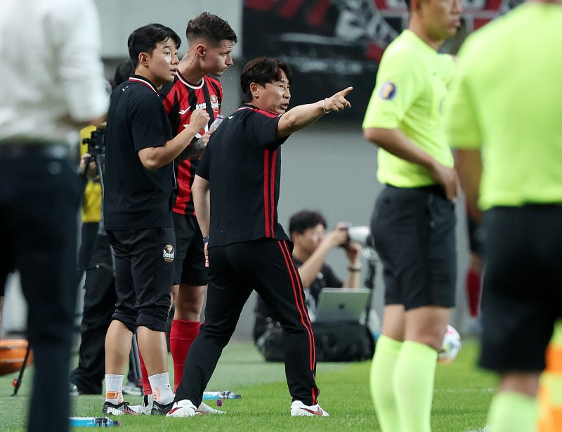 [서울=뉴시스] 이영환 기자 = 지난 2일 오후 서울 마포구 서울월드컵경기장에서 열린 2025 하나은행 코리아컵 8강 전북 현대 모터스와 FC 서울의 경기 후반전, FC 서울 김기동 감독이 교체 투입되는 클리말라에게 작전 지시를 하고 있다. 2025.07.02. 20hwan@newsis.com