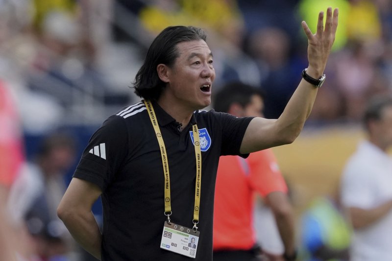 [신시내티=AP/뉴시스] 울산 HD 김판곤 감독이 지난달 25일(현지 시간) 미 오하이오주 신시내티 TQL 스타디움에서 열린 2025 국제축구연맹(FIFA) 클럽 월드컵 조별리그 F조 3차전 보루시아 도르트문트(독일)와의 경기를 지켜보고 있다. 울산 HD가 0-1로 패해 3패를 기록하며 승점을 올리지 못했다. 2025.06.26.