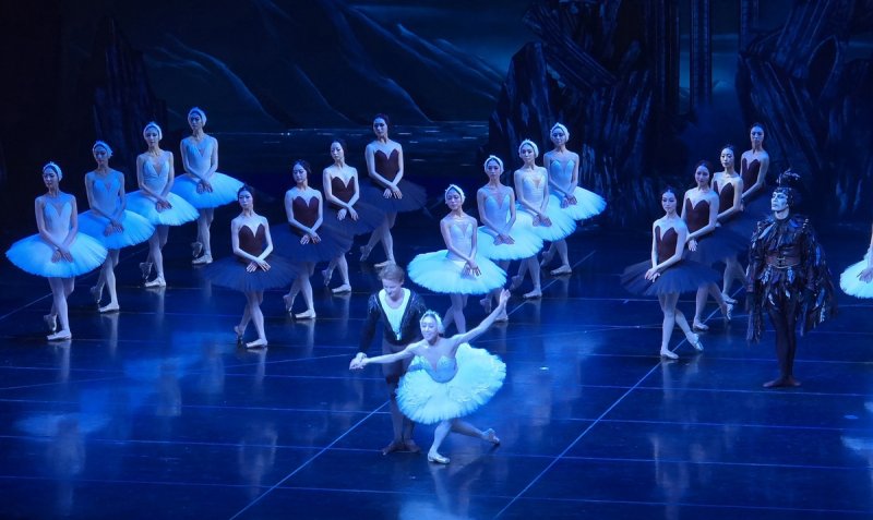 관객에게 인사하는 다닐 심킨과 홍향기 (출처=연합뉴스)