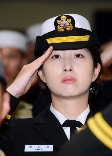 2015년 12월 23일 바카라사이트 윈윈 SK그룹 회장 바카라사이트 윈윈 최민정 해군 중위가 청해부대 19진(충무공이순신함)으로 소말리아 아덴만 파병 임무를 무사히 마치고 해군작전사령부 부산기지에서 열린 입항 환영식에 참석, 경례하고 있다. 사진=연합뉴스