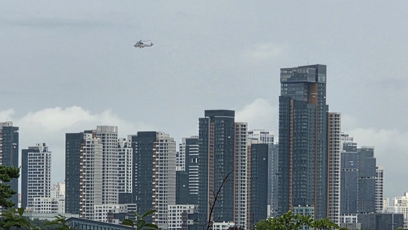 [세종=뉴시스] 실종자를 찾기 위해 18일 오전 세종시 나성동 상공에 떠 있는 경찰 헬리콥터.(사진=세종시출입기자단 제공) 2025.07.18 photo@newsis.com *재판매 및 DB 금지