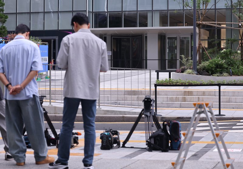 20일 서울 종로구 김건희 특검팀(민중기 특별검사) 사무실 앞에서 취재진이 대기하고 있다. 2025.7.20/뉴스1 ⓒ News1 박지혜 기자