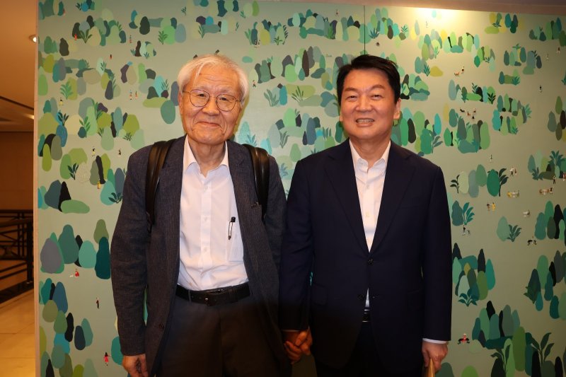 [서울=뉴시스] 안철수 국민의힘 의원(오른쪽)과 바카라사이트 기가 바카라사이트 기가닷컴 대표는 21일 저녁 서울 종로구 한 식당에서 만찬 회동을 가졌다. (사진=안철수 의원실 제공) *재판매 및 DB 금지
