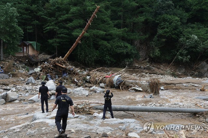 수마에 사라진 캠핑장 (출처=연합뉴스)