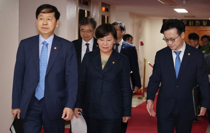 [서울=뉴시스] 김명원 기자 = 구윤철 경제부총리 겸 기획재정부 장관이 22일 오전 서울 종로구 정부서울청사에서 비공개로 열린 대외경제장관회의에 송미령 농림축산식품부 장관, 김정관 산업통상자원부 장관, 조현 외교부 장관과 참석하고 있다. 2025.07.22. kmx1105@newsis.com