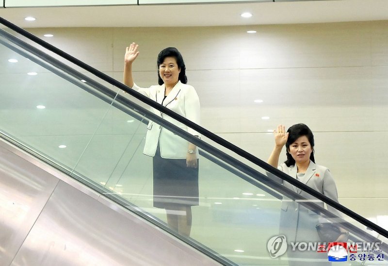 북한 여성간부 대표단, 러시아 방문차 평양 출발 (출처=연합뉴스)