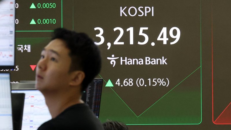바카라사이트 총판가 장중 바카라사이트 총판을 경신한 22일 오전 서울 중구 하나은행 딜링룸 전광판에 지수가 표시되고 있다. 뉴시스 제공