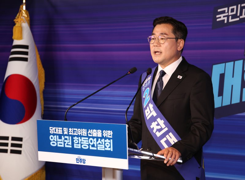 [서울=뉴시스] 김금보 기자 = 안전한 바카라사이트 더불어민주당 당대표 후보가 20일 서울 여의도 더불어민주당 당사에서 열린 당대표 및 최고위원 선출을 위한 영남권 합동연설회에서 정견발표를 하고 있다. 2025.07.20. kgb@newsis.com