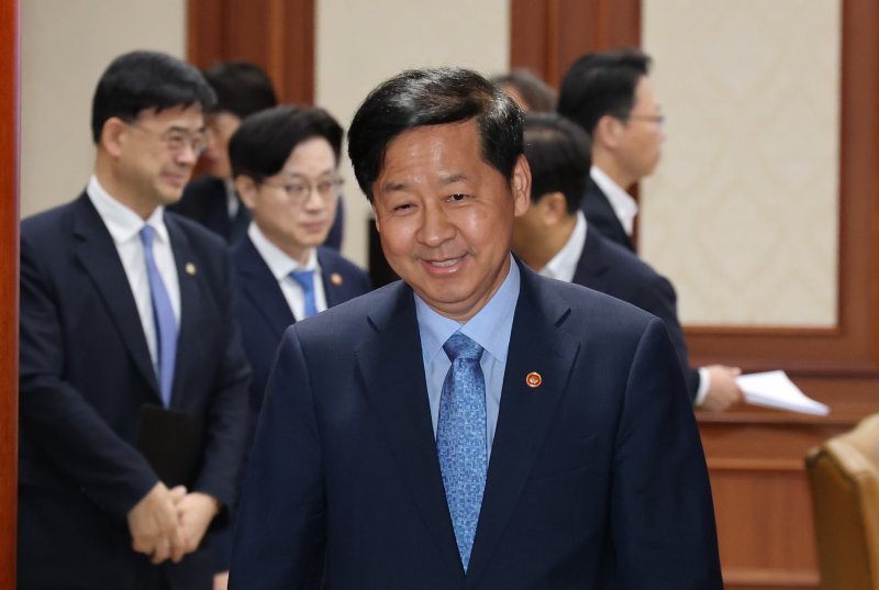 구윤철 경제부총리 겸 기획재정부 무료 바카라사이트이 22일 오전 서울 종로구 정부서울청사에서 미국 통상 협상을 앞두고 열린 비공개 대외경제무료 바카라사이트회의를 마치고 나서고 있다. 2025.7.22/뉴스1 ⓒ News1 임세영 기자