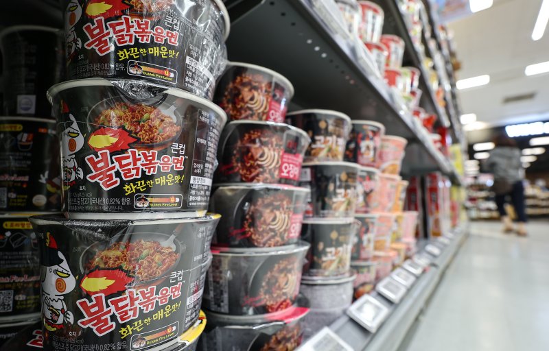 22일 서울 시내 한 대형마트에 진열된 삼양식품의 불닭볶음면. 2025.4.22/뉴스1 ⓒ News1 김도우 기자