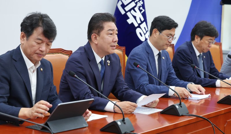 김병기 더불어민주당 대표 직무대행 겸 원내대표가 22일 오전 서울 여의도 국회에서 열린 원내바카라사이트 쇼미더벳회의에 참석해 모두 발언을 하고 있다. 2025.7.22/바카라사이트 쇼미더벳1 ⓒ News1 안은나 기자