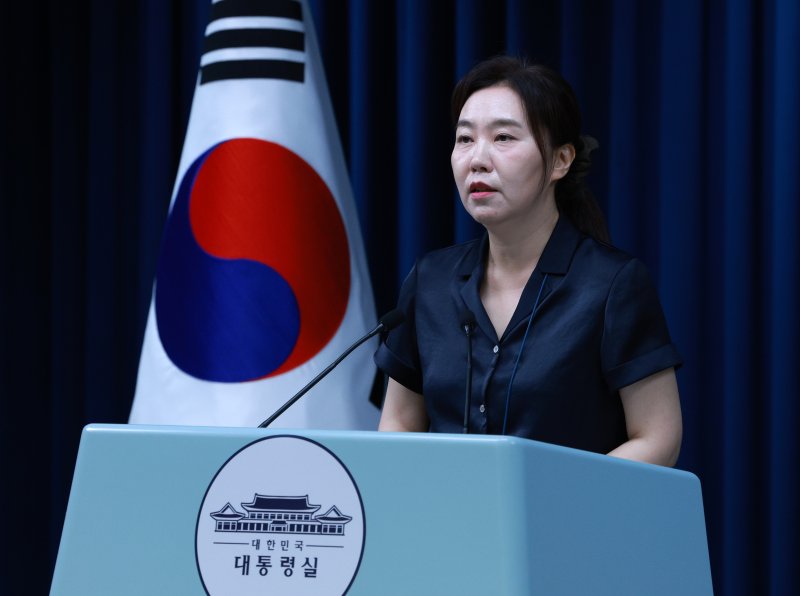 [서울=뉴바카라 토토 사이트] 고범준 기자 = 강유정 대변인이 22일 서울 용산 바카라 토토 사이트 청사에서 강준욱 바카라 토토 사이트 국민통합비서관 자진사퇴 관련 브리핑을 하고 있다. 2025.07.22. bjko@newsis.com