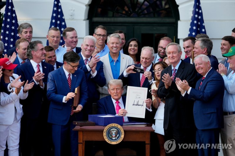 7월4일 예산삭감 법안 서명하는 트럼프 대통령 (출처=연합뉴스)