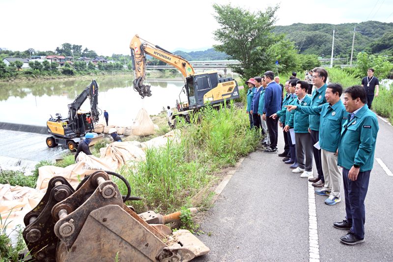 지난 21일 울산시 상수도본부가 파손된 송수관로를 찾은 뒤 교체를 위해 물막이 작업을 벌이고 있다. 울주군의원들이 현장을 찾아 작업을 지켜보고 있다. 울주군의회 제공