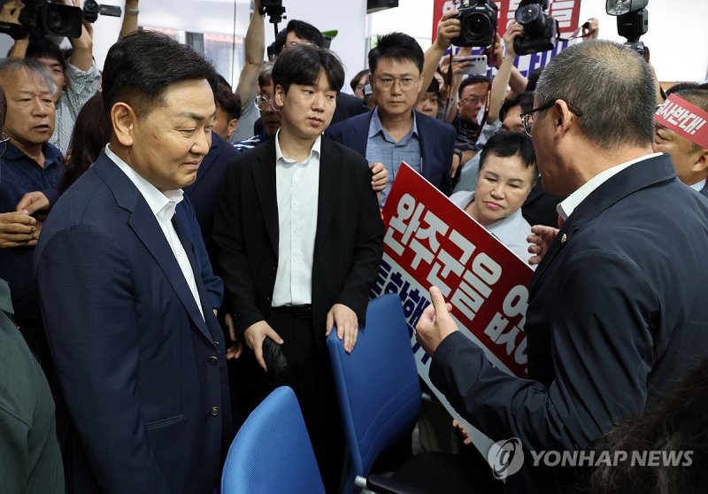김관영 전북지사에 항의하는 완주군의원들 (출처=연합뉴스)