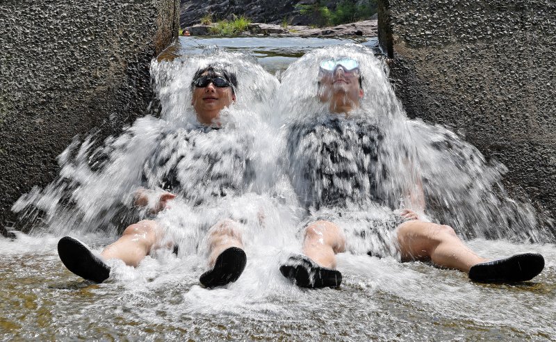 [청도=뉴시스] 이무열 기자 = 폭염이 연일 계속된 3일 경북 청도군 운문사 인근 계곡을 찾은 피서객들이 시원한 물줄기를 맞으며 더위를 식히고 있다. 2025.07.03. lmy@newsis.com