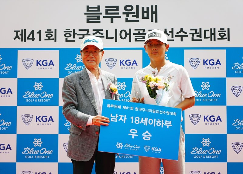 작년 우승자 강승구와 윤세영 태영·SBS미디어그룹 창업회장. (출처=연합뉴스)