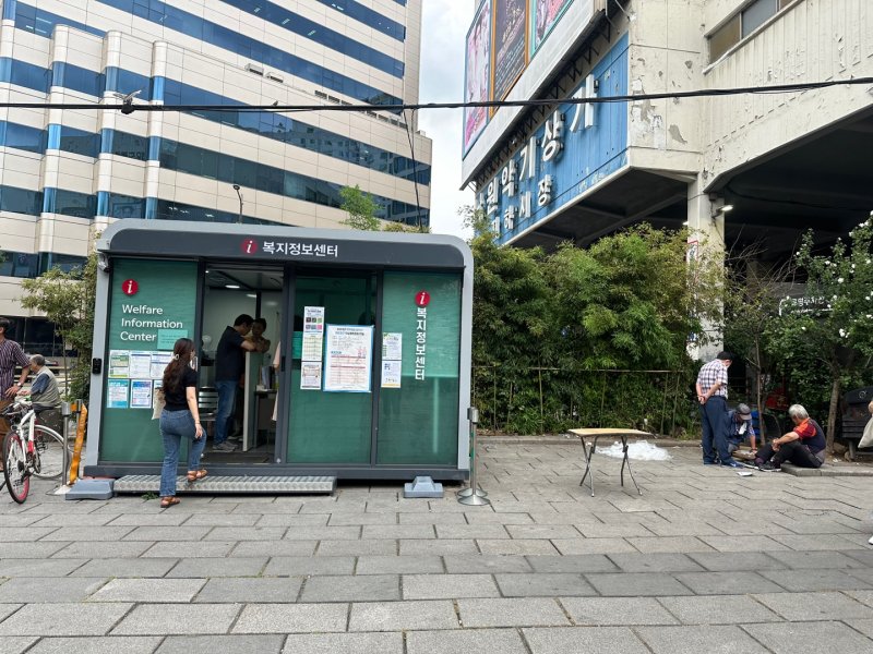 서울 종로구 탑골공원에 마련된 '어르신 복지정보센터'에 시민들이 드나들고 있다. 뉴시스