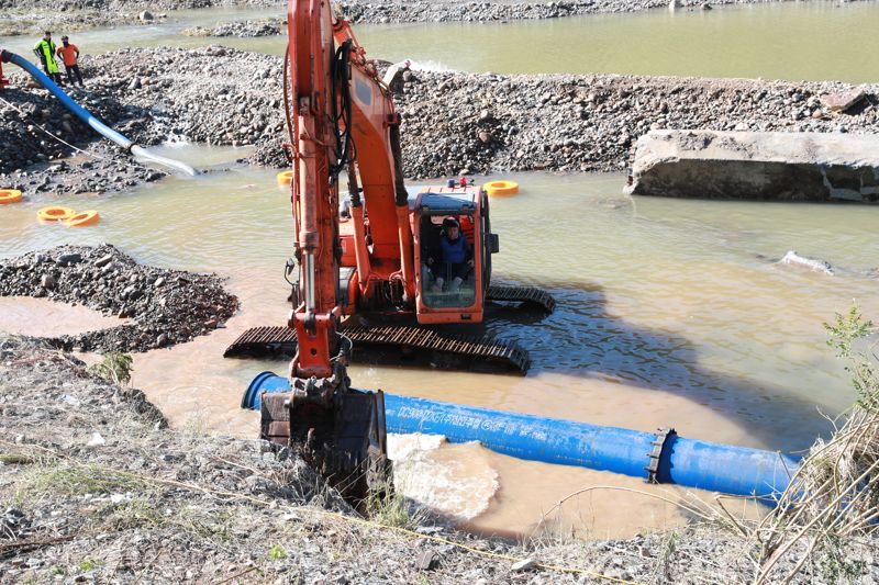 2025년 7월 19일 집중호우 이후 울산 울주군 범서읍 사연리 무동교 인근에서 900mm 송수관로가 파손돼 울산시상수도본부 관계자들이 관로 교체 작업을 벌이고 있다. 울산시 제공