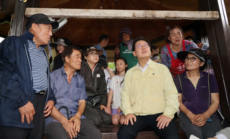 [산청=뉴시스] 고범준 기자 = 이재명 대통령이 21일 기록적인 폭우가 쏟아진 경남 산청군 산청읍 부리마을을 찾아 피해 현장을 점검한 뒤 마을 주민들과 대화하고 있다. 2025.07.21. bjko@newsis.com