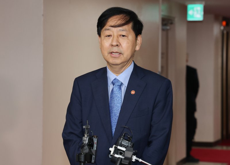 구윤철 경제부총리 겸 기획재정부 장관이 22일 오전 서울 종로구 정부서울청사에서 미국 통상 협상을 앞두고 열린 비공개 대외경제장관회의를 마치고 취재진의 질문에 답하고 있다. 2025.7.22/뉴스1 ⓒ News1 임세영 기자