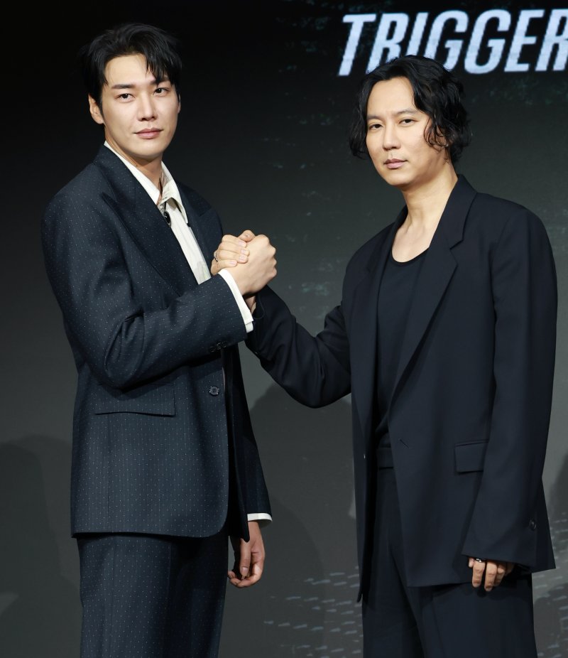 배우 김영광과 김남길(오른쪽)이 22일 오전 서울 마포구 호텔 나루 서울 엠갤러리에서 열린 넷플릭스 시리즈 '트리거' 제작발표회에 참석해 포즈를 취하고 있다. '트리거'는 대한민국에서 출처를 알 수 없는 불법 총기가 배달되고 총기 사건이 끊임없이 발생하는 가운데 각자의 이유로 총을 든 두 남자의 이야기를 그린 총기 액션 재난 스릴러다. 2025.7.22/뉴스1 ⓒ News1 권현진 기자