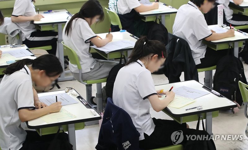 전국연합학력평가 치르는 고3 수험생들 (출처=연합뉴스)