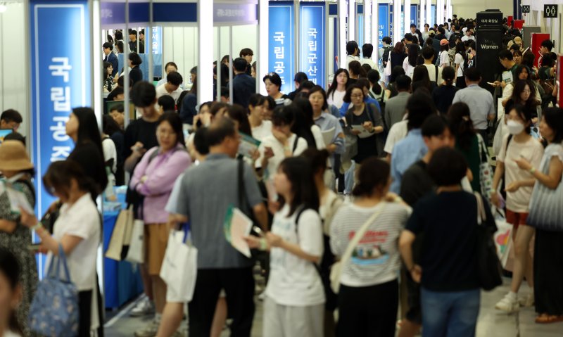 [서울=뉴시스] 지난해 7월 25일 서울 강남구 코엑스에서 열린 2025학년도 수시 대학입학정보박람회를 찾은 학부모와 입시생들이 부스를 둘러보고 있는 모습. (사진=뉴시스 DB) 2024.07.25. photo@newsis.com