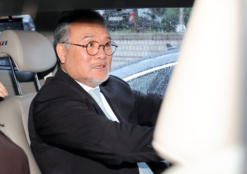 [서울=뉴시스] 홍효식 기자 = 이일준 에볼루션 바카라 회장이 지난 17일 오후 서울 서초구 서울중앙지방법원에서 열린 구속 전 피의자 심문에 출석한 뒤 법원을 나서며 차량에 탑승하고 있다. 2025.07.22. yesphoto@newsis.com