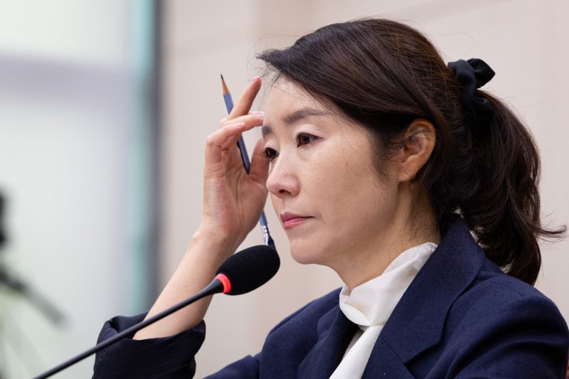 안전한 바카라사이트 여성가족부 장관 후보자가 14일 서울 여의도 국회에서 열린 인사청문회에 출석해 의원 질의를 경청하며 머리카락을 쓸어 넘기고 있다. 2025.7.14/안전한 바카라사이트1 ⓒ News1 유승관 기자