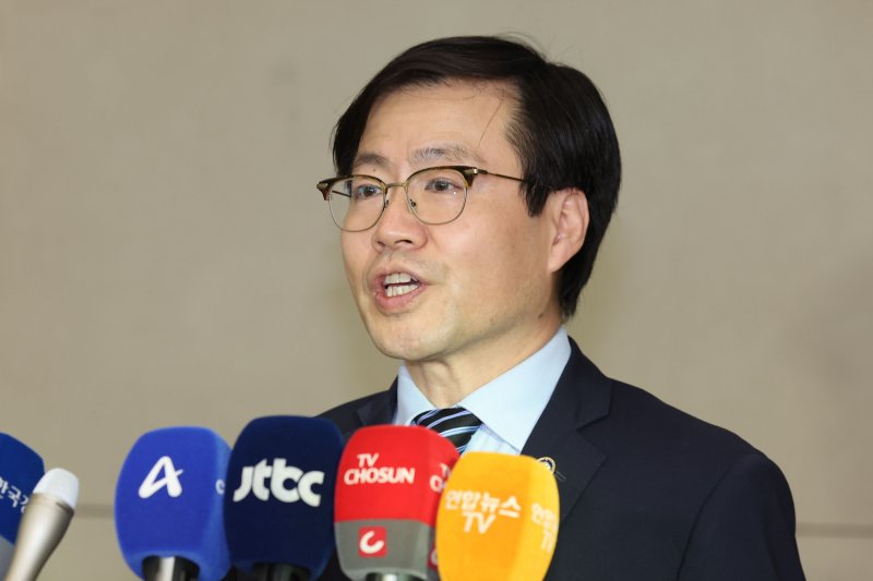 [인천공항=뉴시스] 권창회 기자 = 미국 트럼프 행정부와 통상 협상을 위해 출국했던 여한구 산업통상자원부 통상교섭본부장이 10일 인천국제공항 제2터미널을 통해 귀국해 취재진 질의에 답하고 있다. 2025.07.10. kch0523@newsis.com