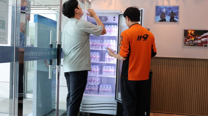 충북 증평바카라사이트 통장가 직원과 민원인 등을 위해 현관에 냉장고와 냉동고를 설치해 냉음료를 제공하고 있다.(증평바카라사이트 통장 제공, 재판매 및 DB금지)/바카라사이트 통장1